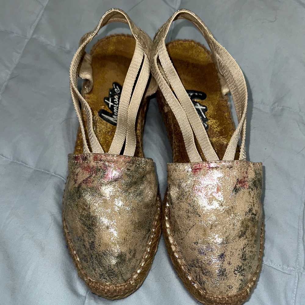 Montumé 1902 Made in Spain Women's Cream and Tan Espadrilles